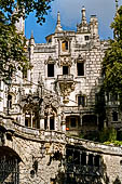 La Quinta da Regaleira, progettata nel 1904 dall'  architetto italiano Luigi Manini nel centro storico di Sintra, Portogallo.